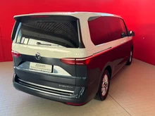 VW Multivan Business ÜH eHybrid 180 kW 4M in Candyweiß / Starlight Blue Metallic