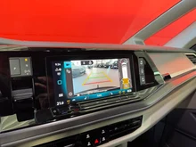 VW Multivan Business ÜH eHybrid 180 kW 4M in Candyweiß / Starlight Blue Metallic