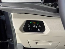 VW Multivan Business ÜH eHybrid 180 kW 4M in Candyweiß / Starlight Blue Metallic