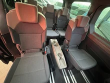 VW Multivan Business ÜH eHybrid 180 kW 4M in Candyweiß / Starlight Blue Metallic