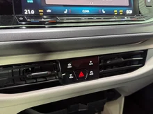 VW Multivan Business ÜH eHybrid 180 kW 4M in Candyweiß / Starlight Blue Metallic
