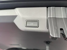 VW Multivan Business ÜH eHybrid 180 kW 4M in Candyweiß / Starlight Blue Metallic
