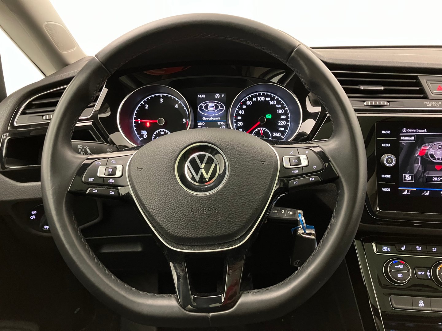 VW Touran Highline TDI SCR DSG | Bild 14 von 33