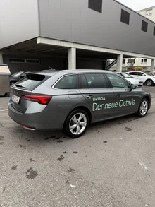 Škoda Octavia Combi Selection TSI mHEV DSG in 5X Graphite Grau Metallic