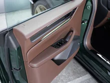 Porsche Macan Turbo in oakgrünmetallic neo