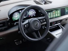 Porsche Macan Turbo in oakgrünmetallic neo