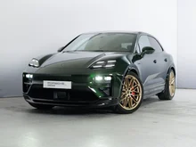 Porsche Macan Turbo in oakgrünmetallic neo