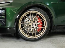 Porsche Macan Turbo in oakgrünmetallic neo