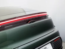 Porsche Macan Turbo in oakgrünmetallic neo