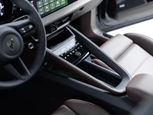 Porsche Macan Turbo in oakgrünmetallic neo