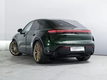 Porsche Macan Turbo in oakgrünmetallic neo
