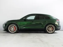 Porsche Macan Turbo in oakgrünmetallic neo