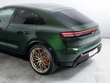 Porsche Macan Turbo in oakgrünmetallic neo