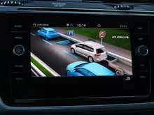 VW Touran Comfortline TDI SCR DSG 7-Sitzer in 0R Oryxweiß Perlmutteffekt