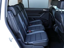 VW Touran Comfortline TDI SCR DSG 7-Sitzer in 0R Oryxweiß Perlmutteffekt