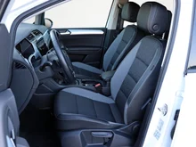 VW Touran Comfortline TDI SCR DSG 7-Sitzer in 0R Oryxweiß Perlmutteffekt