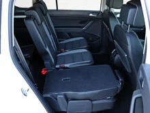 VW Touran Comfortline TDI SCR DSG 7-Sitzer in 0R Oryxweiß Perlmutteffekt