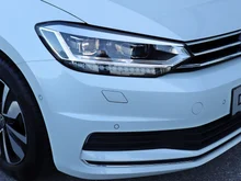 VW Touran Comfortline TDI SCR DSG 7-Sitzer in 0R Oryxweiß Perlmutteffekt