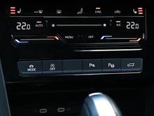 VW Touran Comfortline TDI SCR DSG 7-Sitzer in 0R Oryxweiß Perlmutteffekt