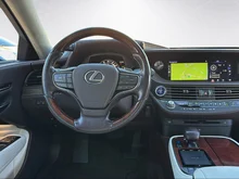 Lexus LS 500 h E-Four in dunkelgrau - metallic