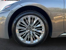 Lexus LS 500 h E-Four in dunkelgrau - metallic