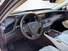 Lexus LS 500 h E-Four in dunkelgrau - metallic