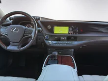 Lexus LS 500 h E-Four in dunkelgrau - metallic