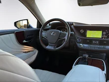 Lexus LS 500 h E-Four in dunkelgrau - metallic