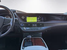 Lexus LS 500 h E-Four in dunkelgrau - metallic