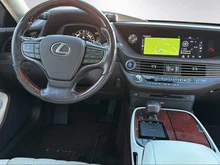 Lexus LS 500 h E-Four in dunkelgrau - metallic