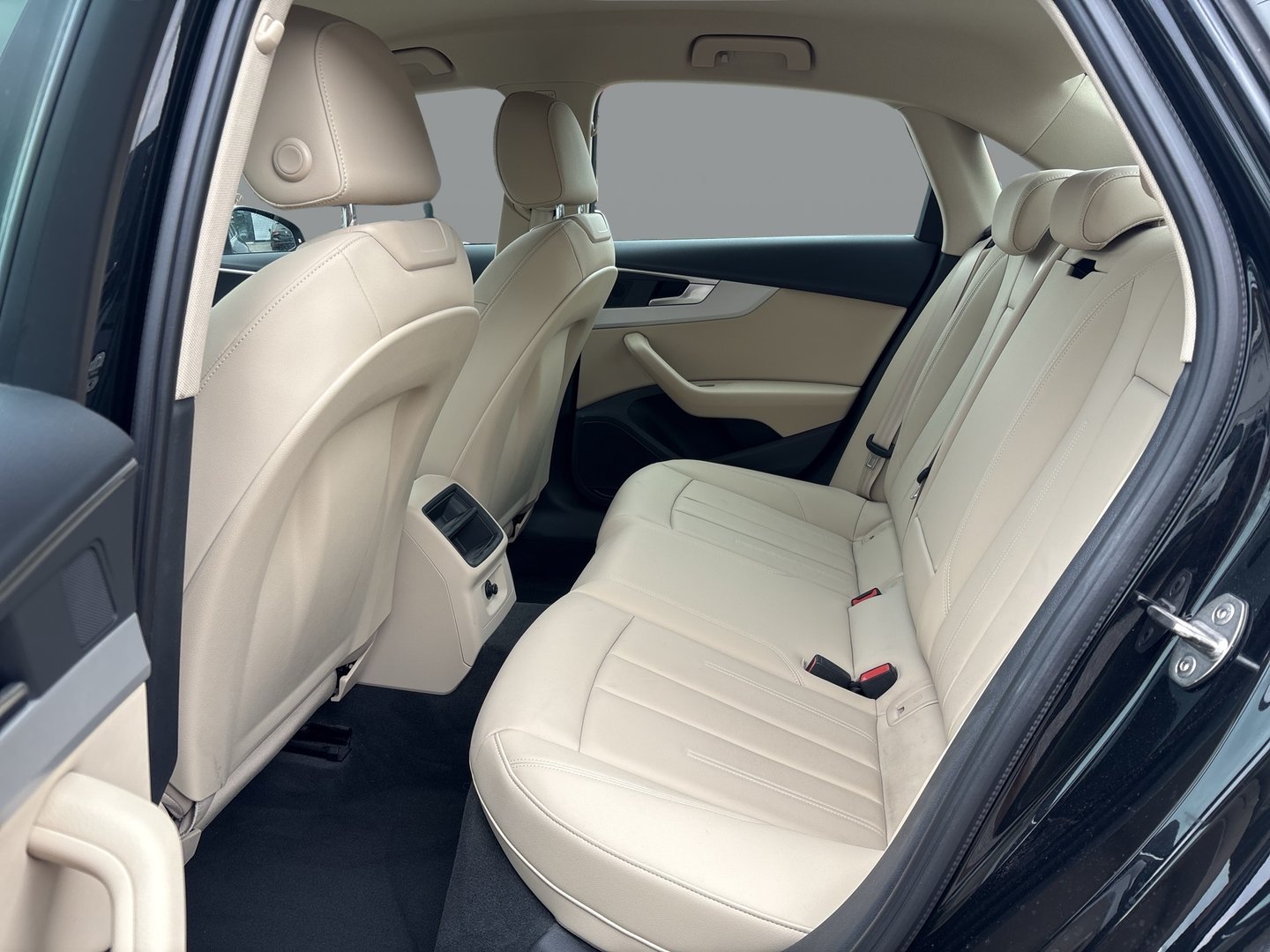 Audi A4 Limousine 30 TDI | Bild 13 von 16