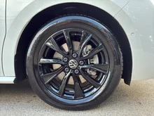 VW Multivan Edition eHybrid 180 kW 4MOTION in Candyweiß/Dach Deepblack