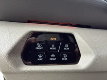 VW Multivan Edition eHybrid 180 kW 4MOTION in Candyweiß/Dach Deepblack
