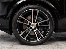 Porsche Cayenne E-Hybrid in CHROMITSCHWARZMETALLIC