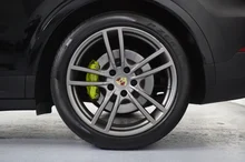 Porsche Cayenne E-Hybrid Platinum Edition in SCHWARZ
