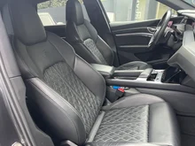 Audi e-tron S 370 kW in Daytonagrau perleffekt