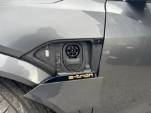 Audi e-tron S 370 kW in Daytonagrau perleffekt