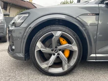 Audi e-tron S 370 kW in Daytonagrau perleffekt
