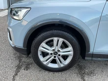Audi Q2 35 TFSI advanced in 1X Pfeilgrau Perleffekt