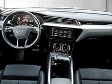 Audi e-tron Sportback 55 300 kW Business in Brillantschwarz