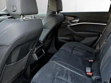 Audi e-tron Sportback 55 300 kW Business in Brillantschwarz
