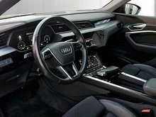 Audi e-tron Sportback 55 300 kW Business in Brillantschwarz