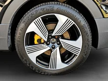 Audi e-tron Sportback 55 300 kW Business in Brillantschwarz