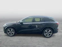 Audi Q6 e-tron quattro in Mythosschwarz Metallic