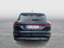 Audi Q6 e-tron quattro in Mythosschwarz Metallic