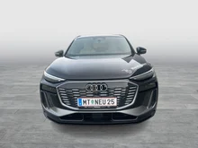 Audi Q6 e-tron quattro in Mythosschwarz Metallic