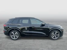 Audi Q6 e-tron quattro in Mythosschwarz Metallic