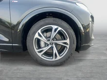 Audi Q6 e-tron quattro in Mythosschwarz Metallic
