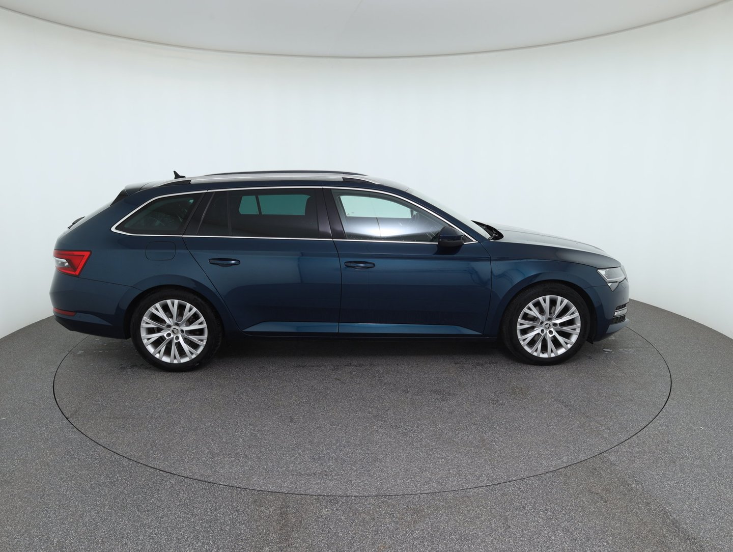 Škoda SUPERB Combi Style TDI DSG | Bild 4 von 37