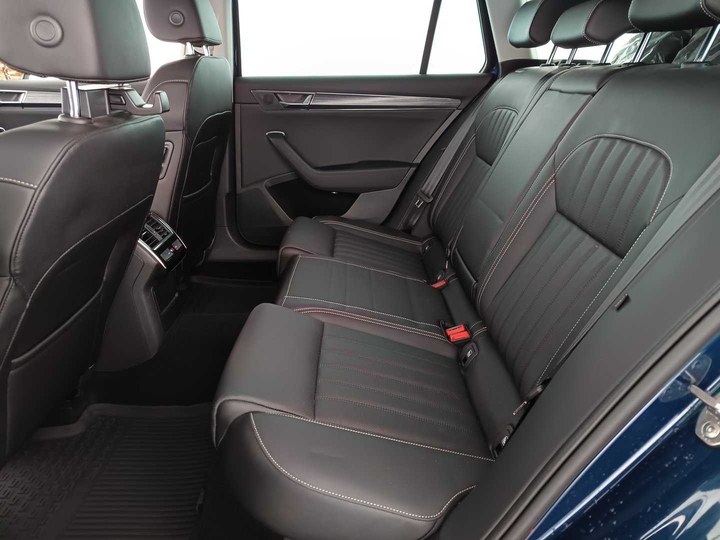 Škoda SUPERB Combi Style TDI DSG | Bild 31 von 37